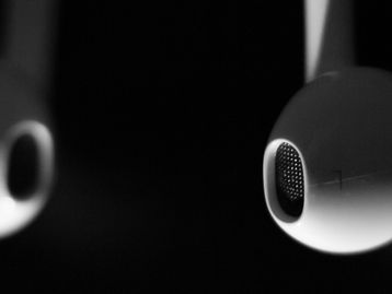 Como os apps de música usam a inteligência artificial para criar playlists?