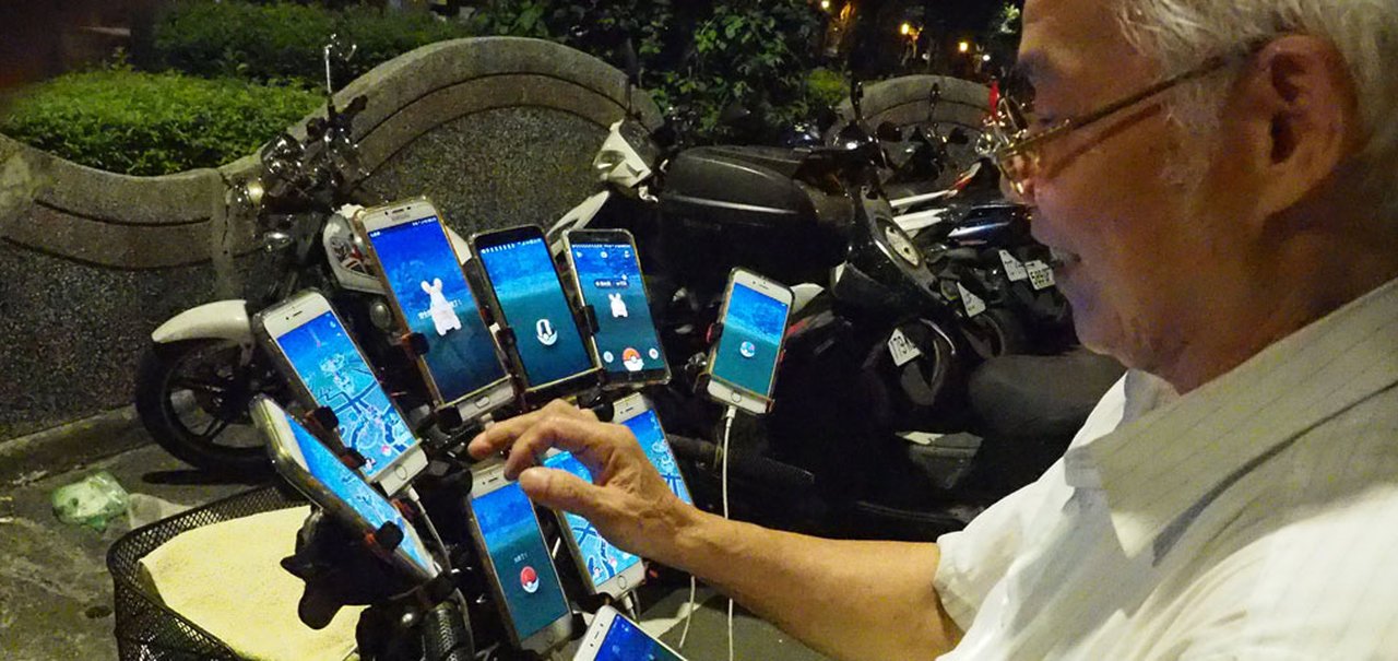 Idoso de 70 anos consegue jogar Pokémon GO em 11 smartphones ao mesmo tempo