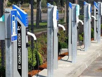Porsche e BMW lançam carregadores ultrarrápidos para carros elétricos