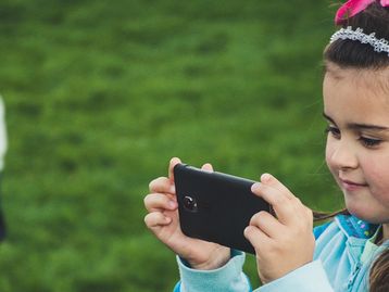 Médicos dizem que ficar no celular pode não ser tão prejudicial às crianças