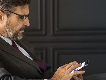 Vício em celular afeta jovens e adultos de modo semelhante, diz estudo