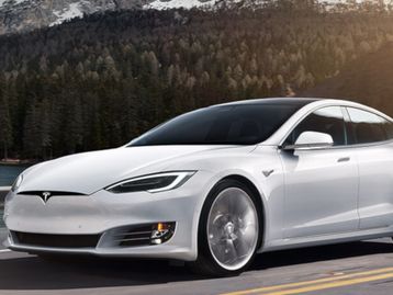 Tesla é processada após acidente fatal que fez Model S pegar fogo