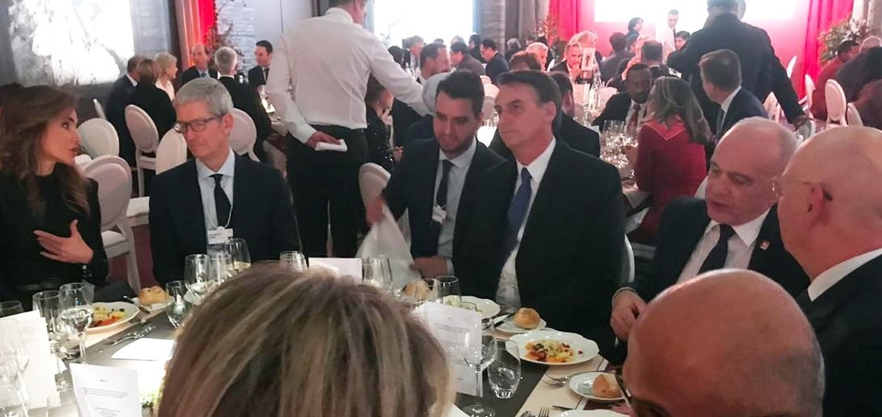 Bolsonaro janta com Tim Cook e Satya Nadella durante fórum em Davos