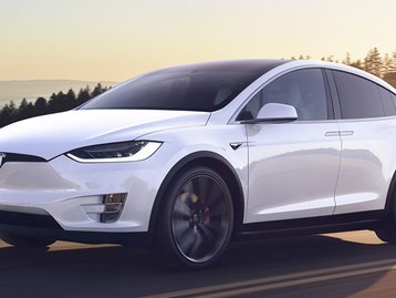 Motorista é flagrado cochilando enquanto deixa Tesla no piloto automático