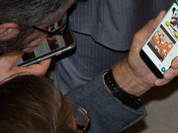 Bolsonaro ignora Abin e usa WhatsApp para comandar governo no Brasil