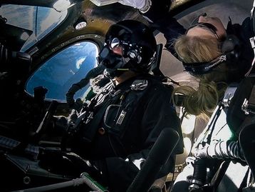 Nave da Virgin Galactic decola com primeira passageira de turismo espacial