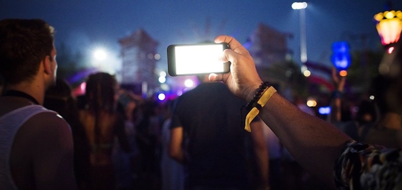 7 cuidados com o celular que você precisa ter durante o Carnaval