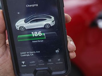 Com ajuda de aplicativo, polícia encontra Tesla roubado
