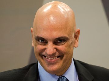 Ministro do STF manda bloquear contas na internet de quem atacar Corte