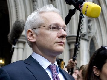 Julian Assange é preso na embaixada do Equador em Londres
