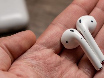 Homem engole AirPod sem querer e fone sai intacto do “outro lado”