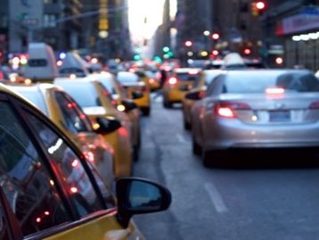 Pesquisa afirma que apps como Uber e 99 aumentam o trânsito nas cidades