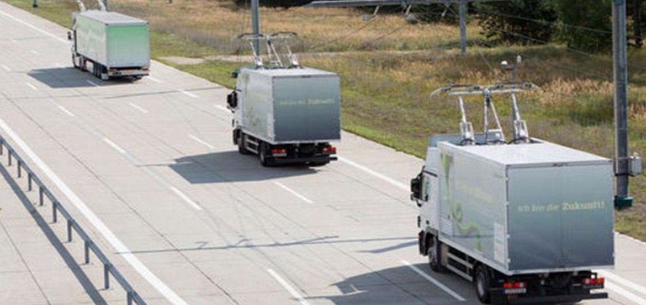 Estrada alemã tem 'cabos' que carregam caminhões elétricos em movimento