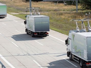 Estrada alemã tem 'cabos' que carregam caminhões elétricos em movimento