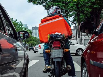 Ladrão pede comida pelo celular de vítima e a entrega chega com a polícia