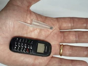 Polícia apreende celular do tamanho de tampa de caneta em cadeia no RJ
