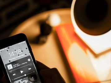 Oupio: lâmpada inteligente toca músicas via Bluetooth