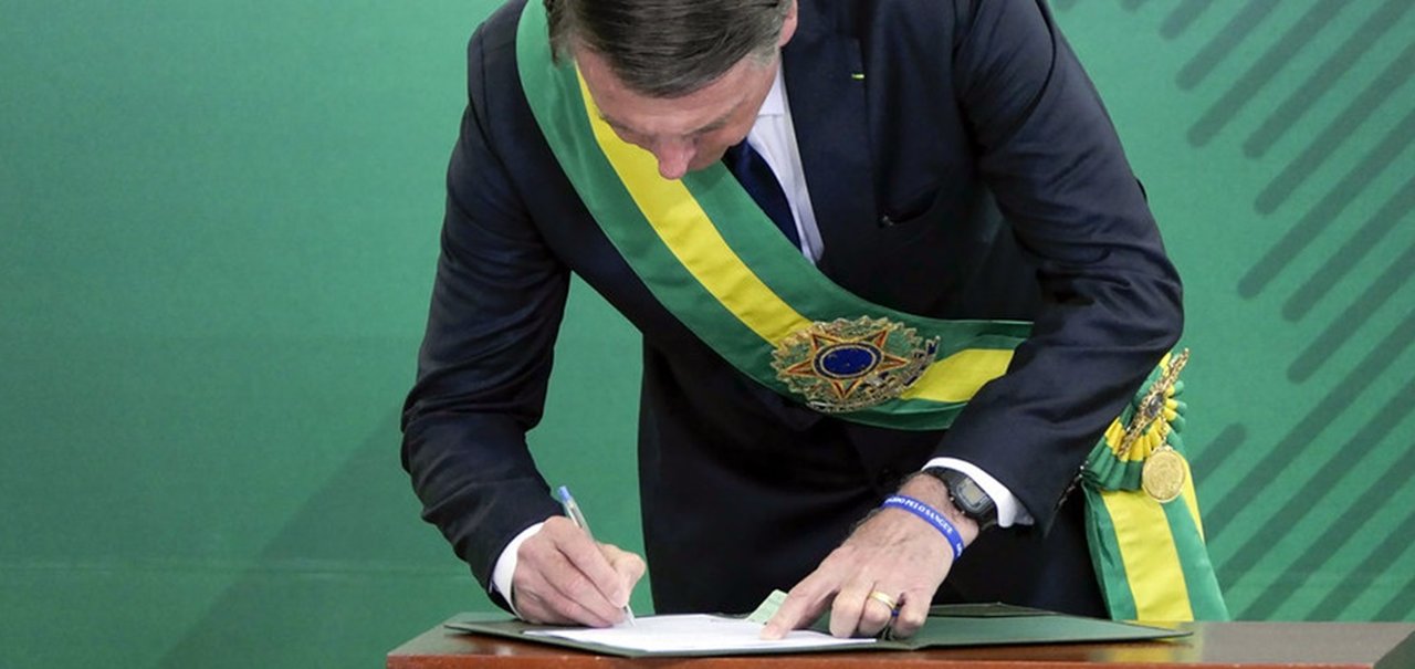 Bolsonaro sanciona lei que protege e regula a execução da LGPD