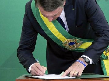 Bolsonaro sanciona lei que protege e regula a execução da LGPD