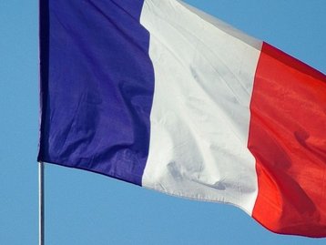 França aprova novo imposto sobre gigantes de tecnologia; EUA critica medida