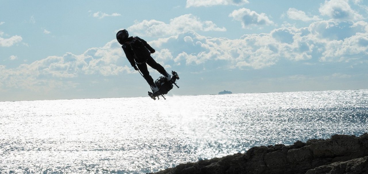 Hoverboard militar estilo Duende Verde sobrevoa Paris