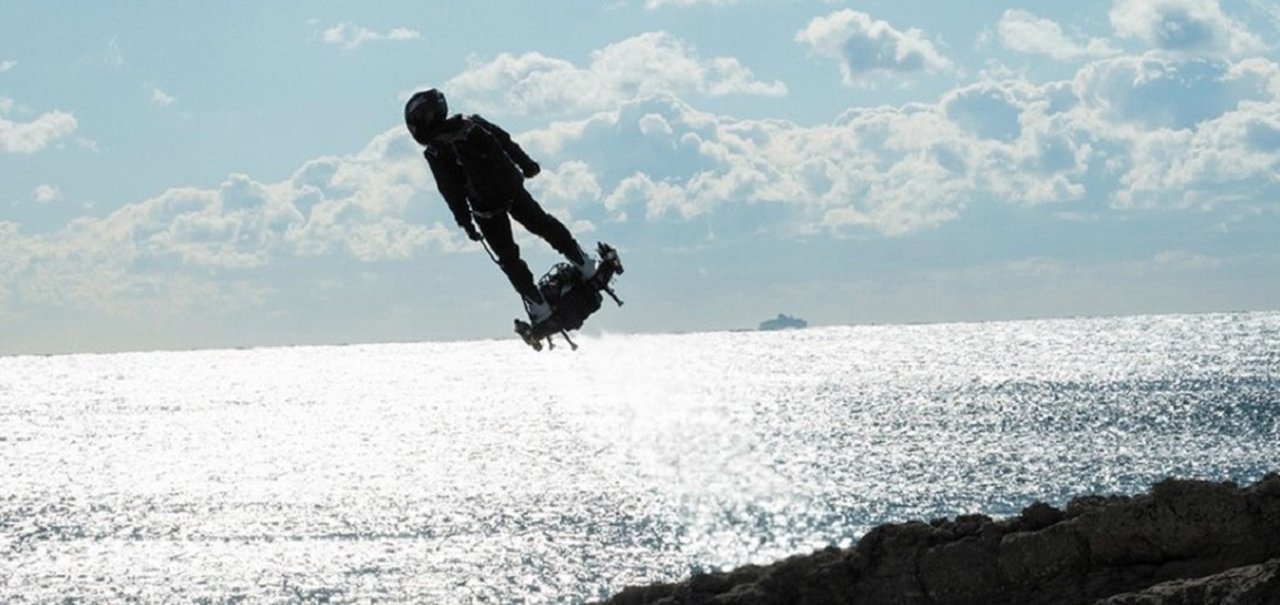 “Duende Verde francês” vai atravessar o Canal da Mancha com sua Flyboard