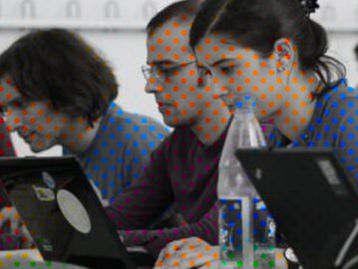 Ilusão de óptica faz foto monocromática parecer colorida