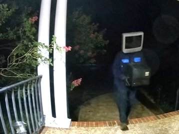 Alguém vestido de TV deixou TVs antigas na porta de 50 casas nos EUA