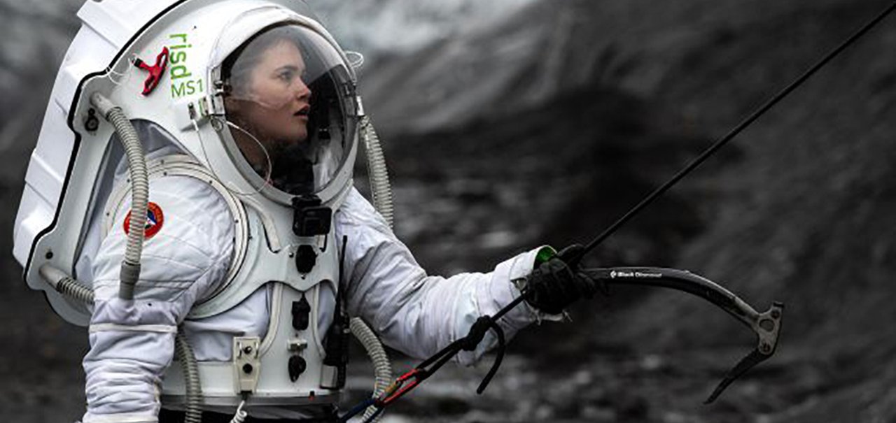 Equipe simula expedição em Marte escalando vulcão com traje espacial