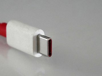 Google quer 'padronizar carregamento rápido' em celulares Android via USB-C
