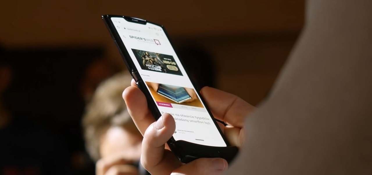 Por que a tela do Motorola Razr não cria vinco como a do Galaxy Fold?