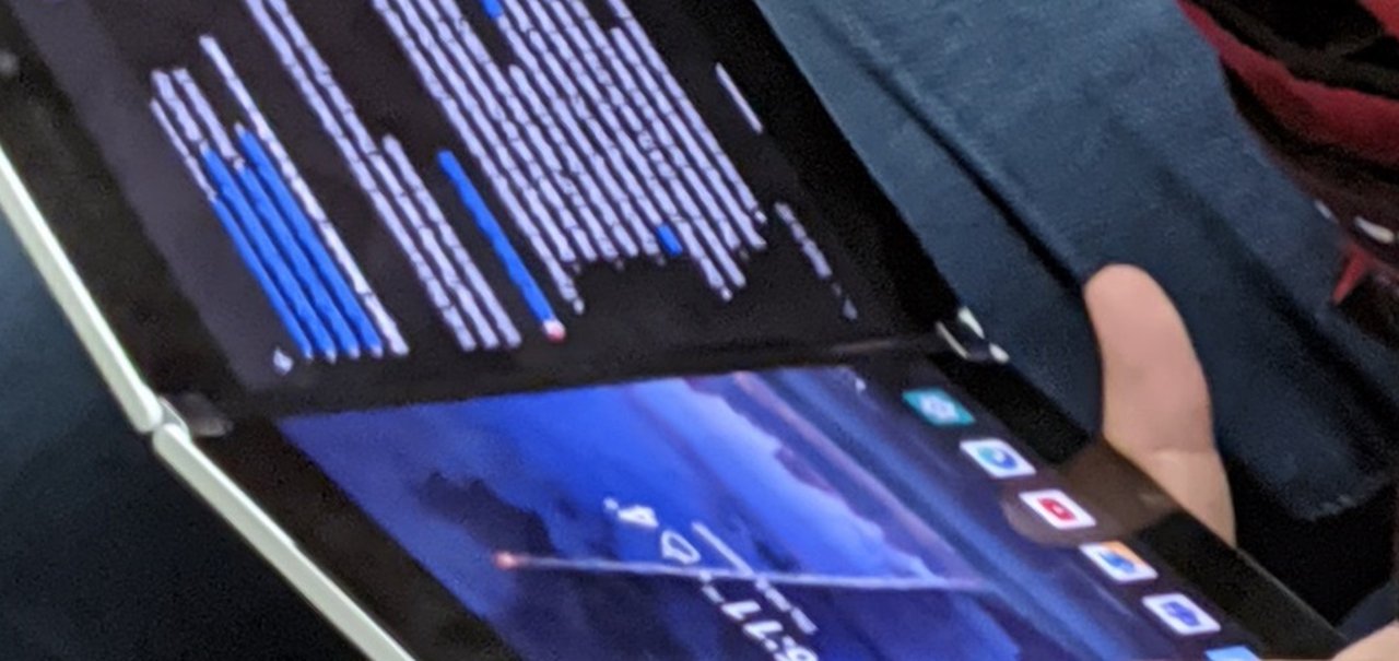 Surface Duo é flagrado em metrô no Canadá