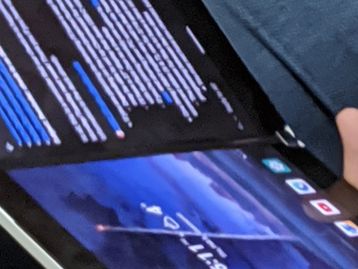 Surface Duo é flagrado em metrô no Canadá