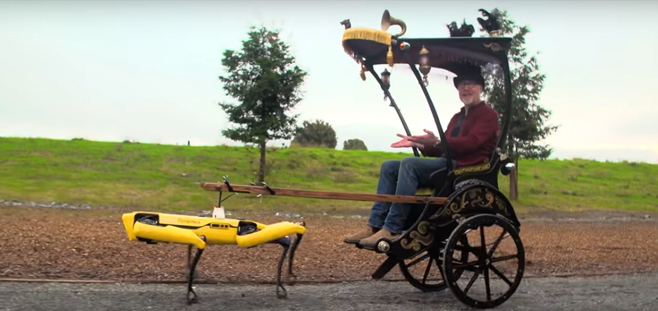 Cão-robô da Boston Dynamics puxa homem em 'carrocinha' [vídeo]