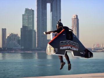 “Homem de Ferro de Dubai” voa com traje de fibra a 1.800m [vídeo]