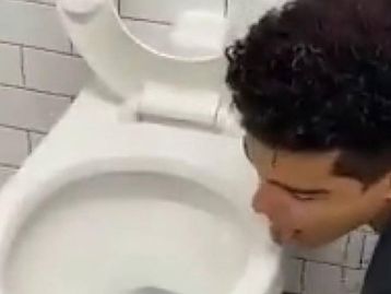 Influenciador é diagnosticado com covid-19 após lamber vaso sanitário