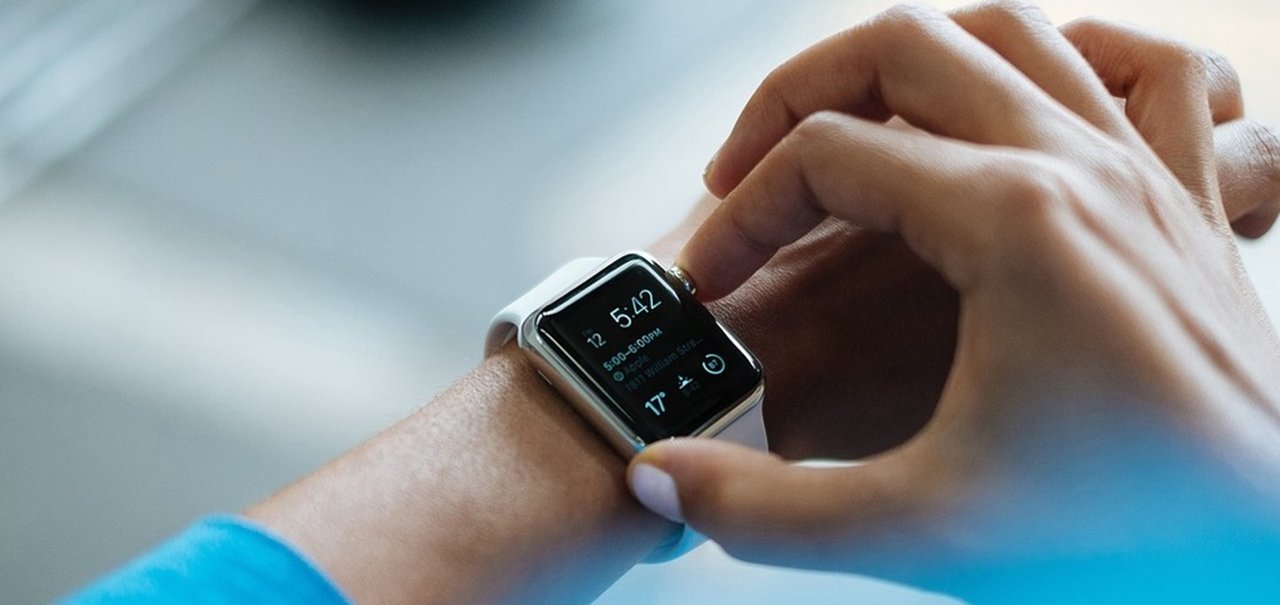 Venda de smartwatches cresce 20% em 2020; Apple ainda domina