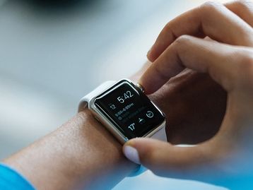 Venda de smartwatches cresce 20% em 2020; Apple ainda domina