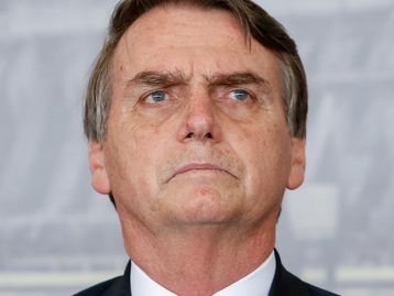 Hackers vazam supostos dados de 200 mil militares em retaliação a Bolsonaro
