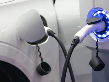Suspeitos levam carro elétrico roubado a posto de gasolina e acabam presos