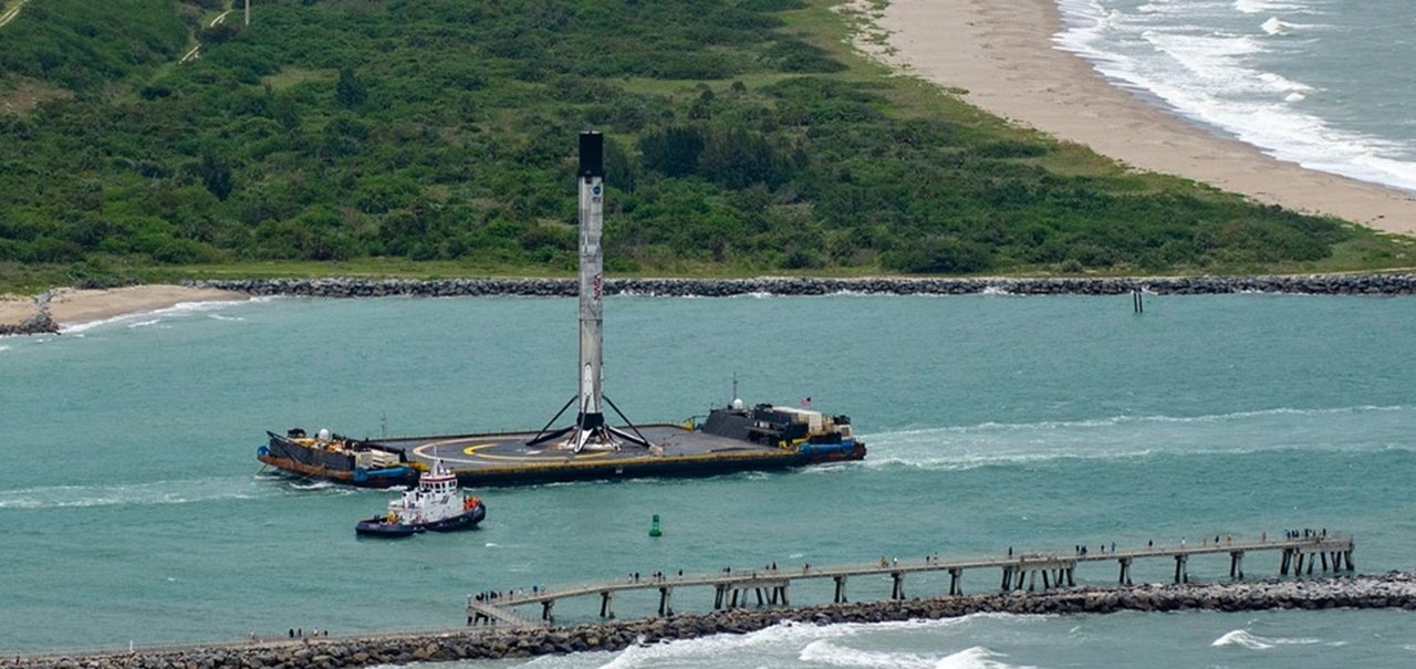 SpaceX: foguete que lançou astronautas ao espaço volta à terra firme