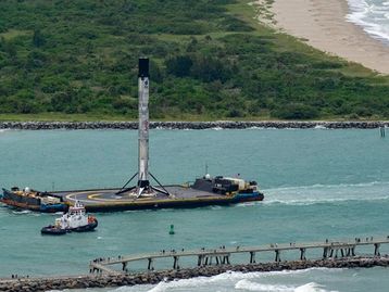 SpaceX: foguete que lançou astronautas ao espaço volta à terra firme