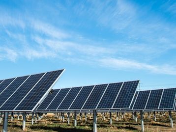 Painéis dupla face que 'seguem o Sol' são futuro da energia solar