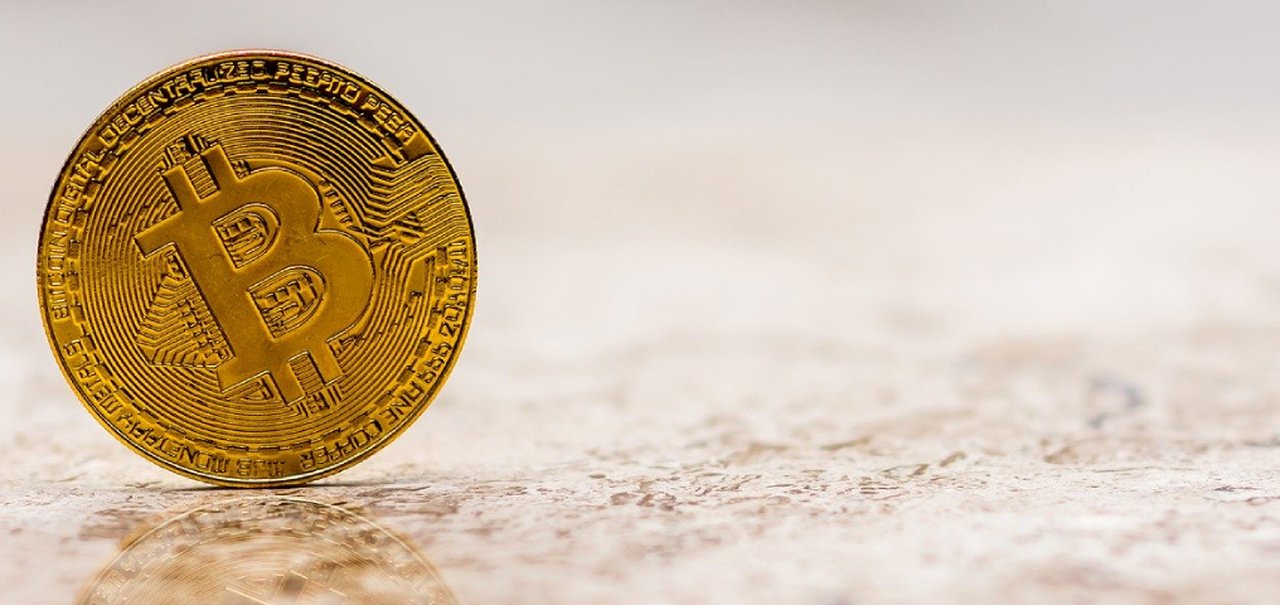 Bitcoin volta a bater US$ 10 mil após forte desvalorização