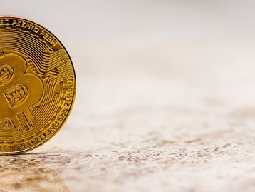 Bitcoin volta a bater US$ 10 mil após forte desvalorização