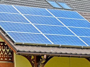 Geração de energia solar triplicou em 12 meses no Brasil