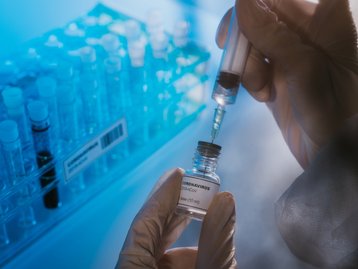 Vacina contra covid-19 não tem microchip 5G