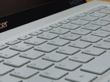 Qual a importância do armazenamento local em equipamentos?