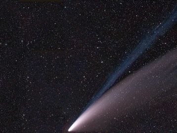 Cometa NEOWISE sobrevive inteiro à passagem perto do Sol