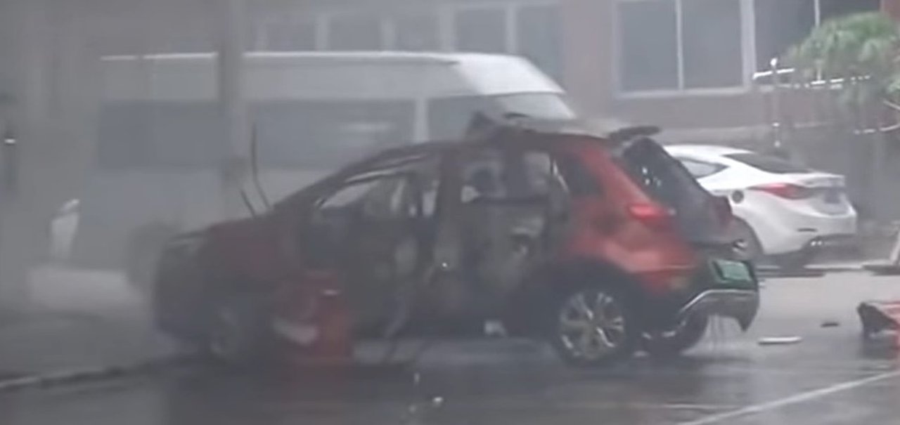 Carro elétrico explode enquanto bateria carregava na China [VÍDEO]